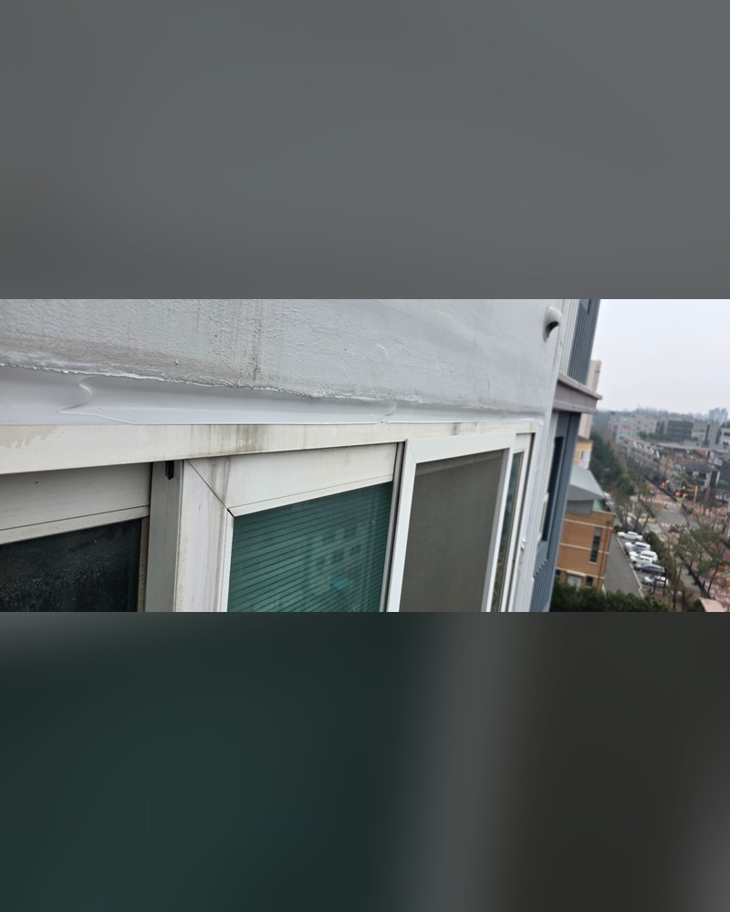 시공 후 창틀 모서리 코킹 마감 상태